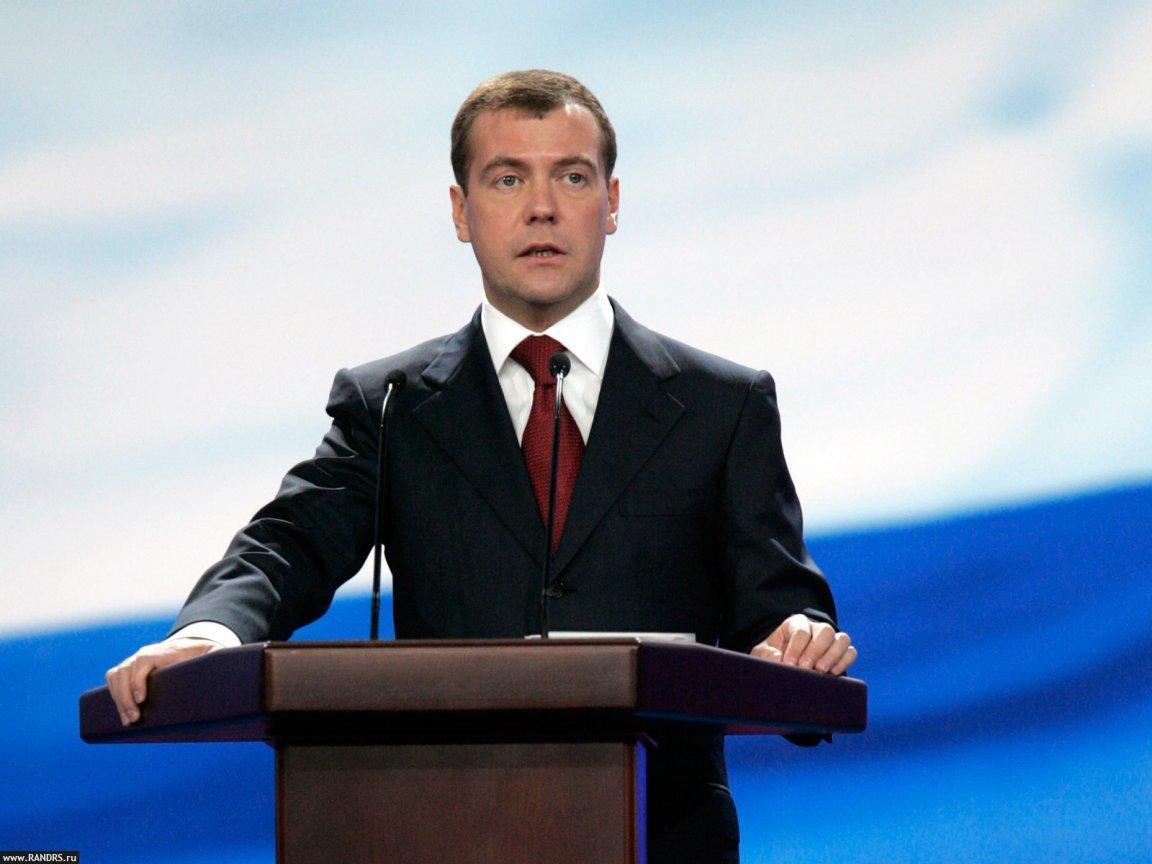 Медведев надеется на снижение ключевой ставки в будущем