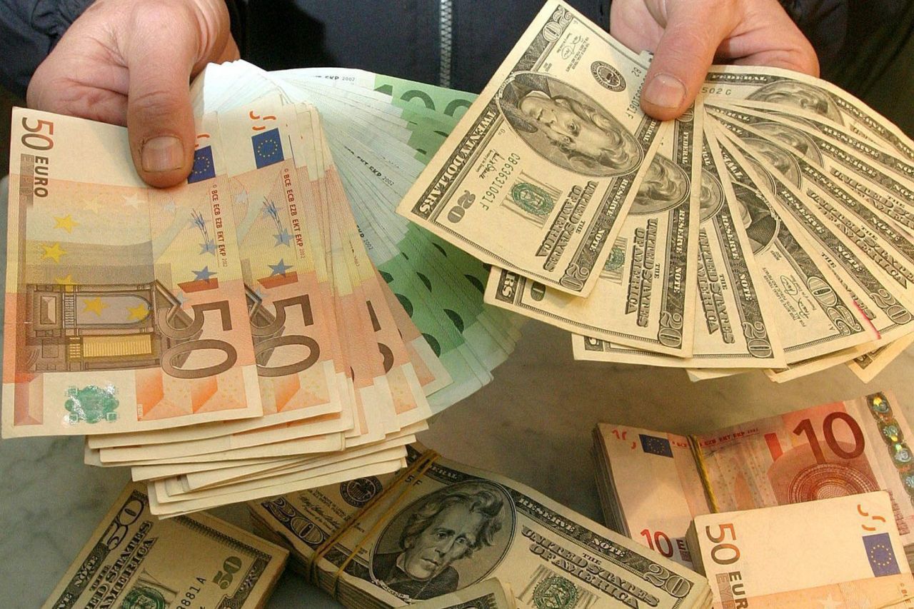 Евро и доллар пасуют перед рублем