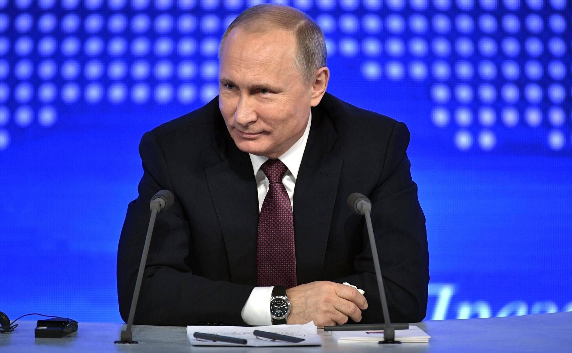 Рубль растет на заявлении Путина о преждевременности снижения ключевой ставки