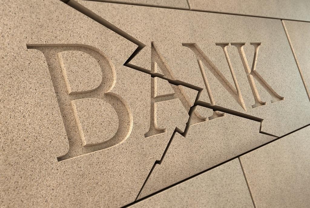 Регулятор «выгнал» с рынка еще два банка