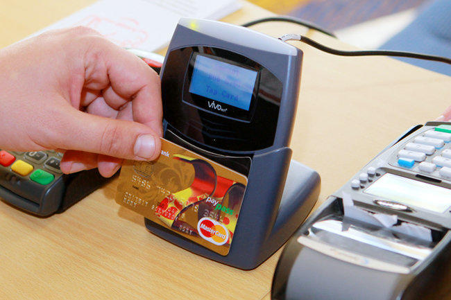 СИНКО-БАНК начал выдачу банковских карт с технологией PayPass