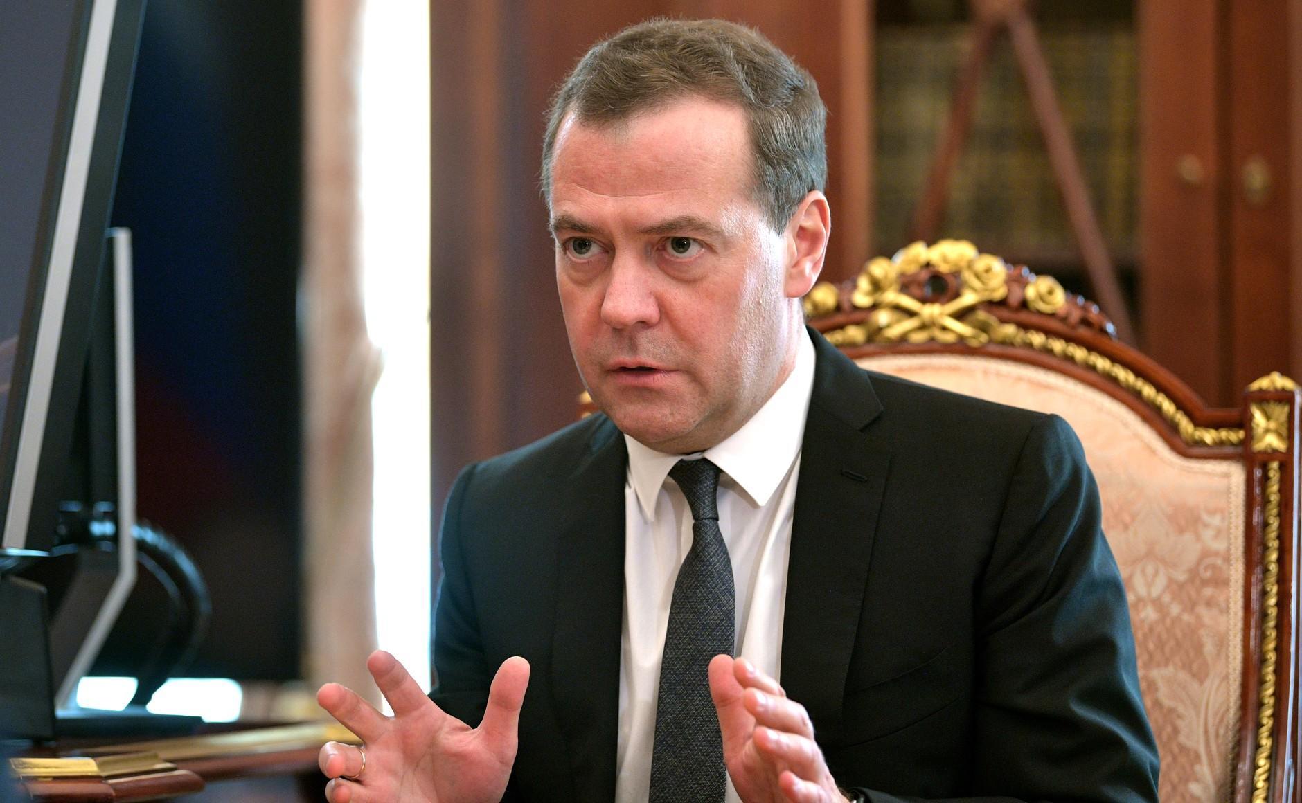 Дмитрий Медведев: переход на рубли при международных расчетах необходим экономике
