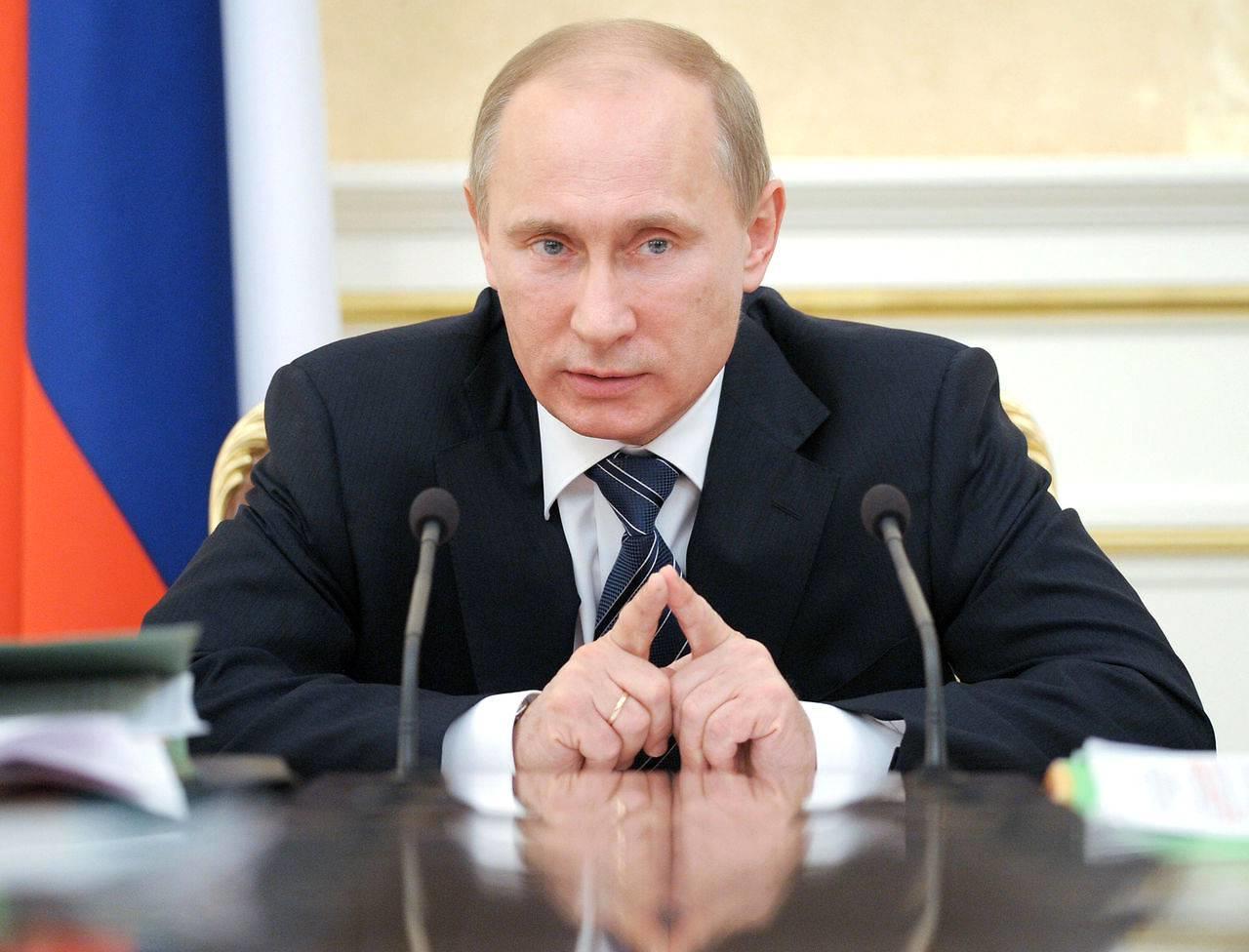Владимир Путин повысил зарплаты чиновникам