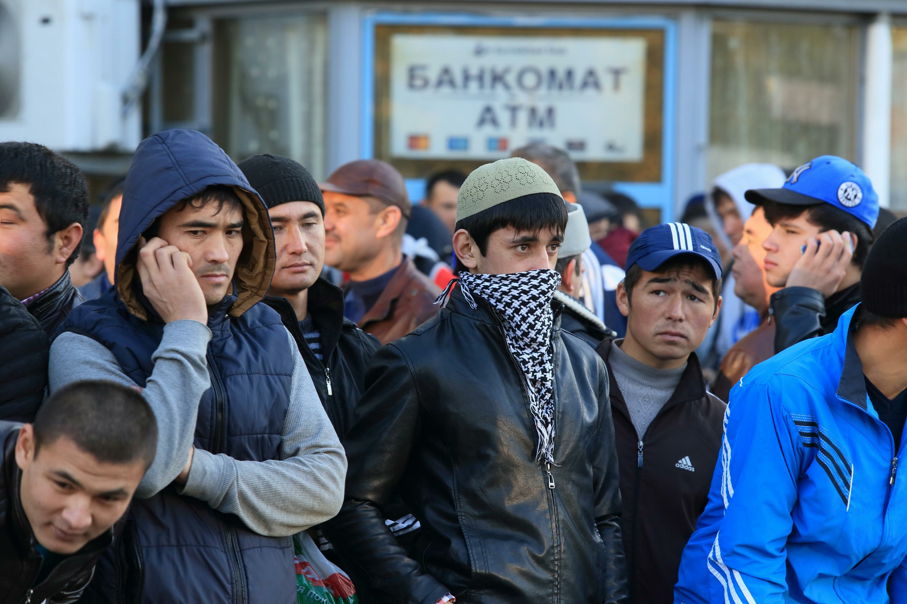 Сколько мигрантов приезжает в Россию