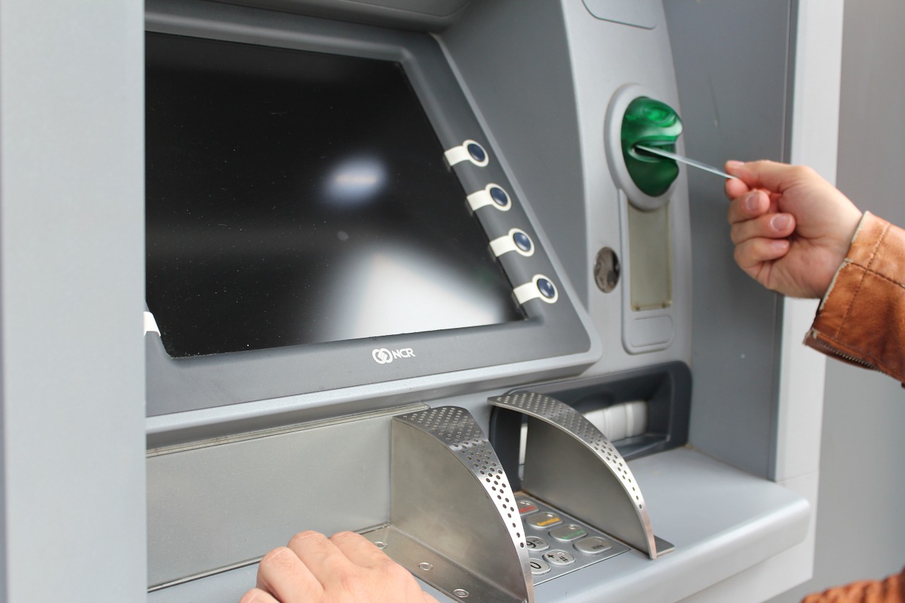 Сбербанк начислил процент за пользование банкоматами