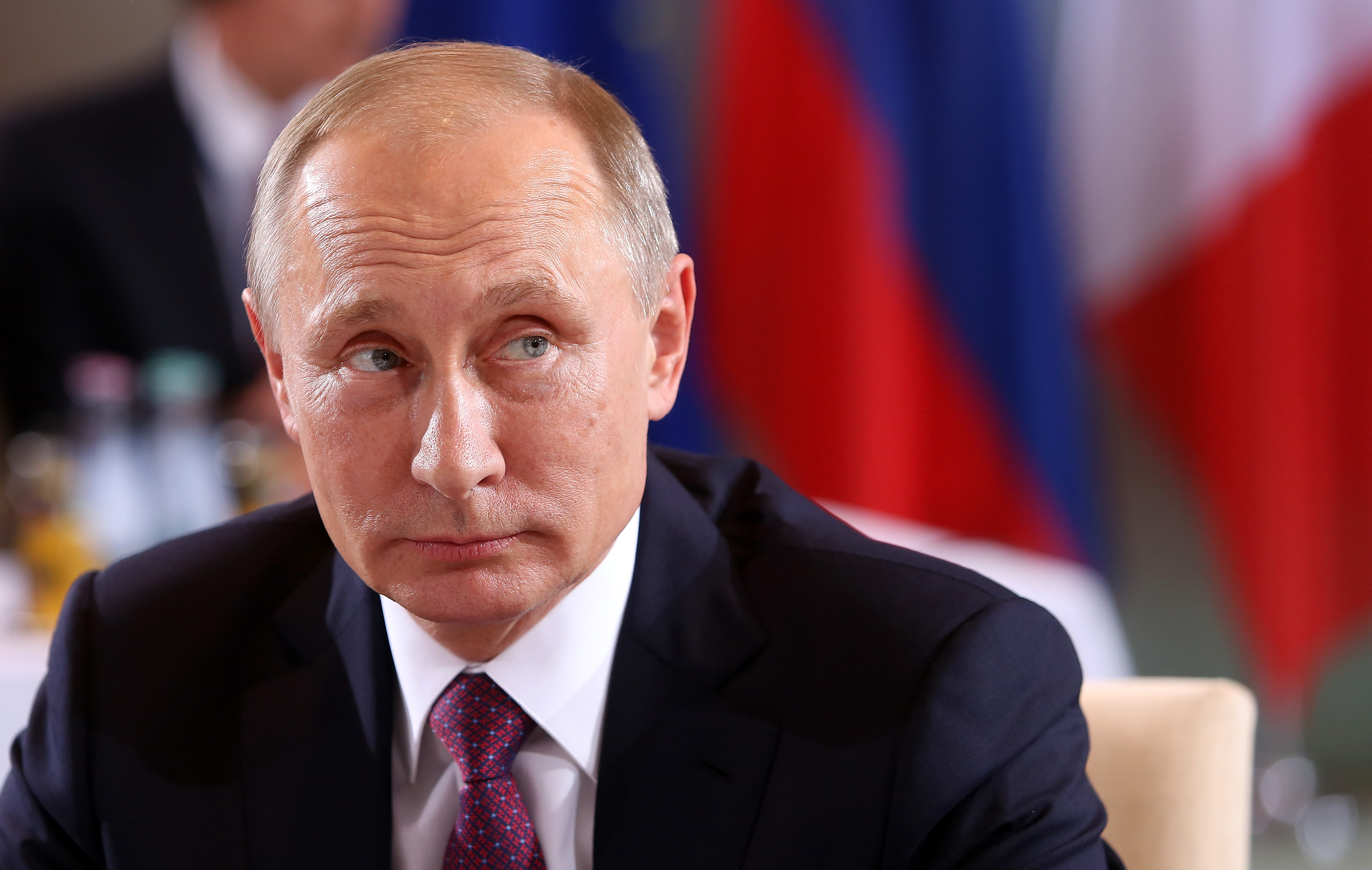 Владимир Путин призвал сократить добычу нефти