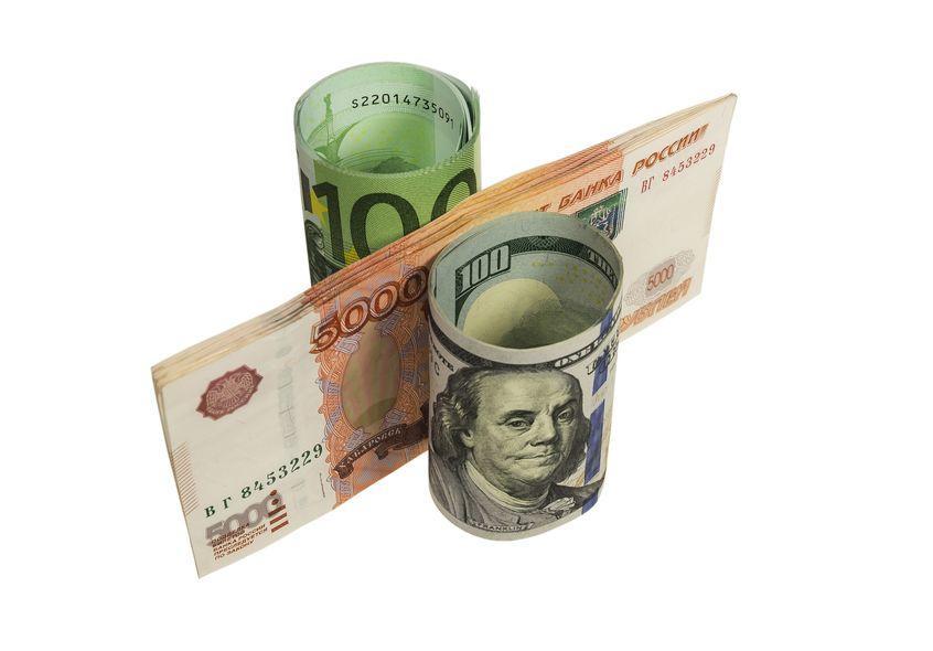 В битве с долларом и евро наш рубль не сдается